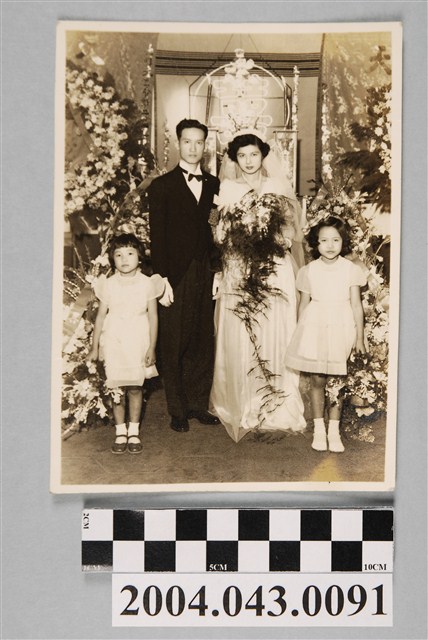 新郎新娘與花童合照 (共2張)