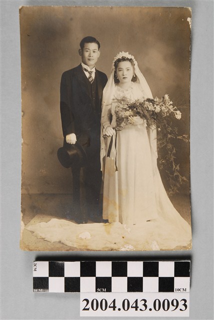 新郎持帽結婚照 (共2張)