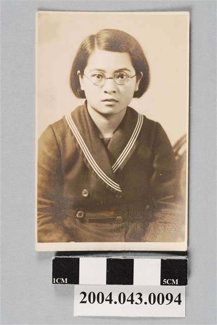 臺北圓環新畫像寫真館攝女子獨照 (共2張)