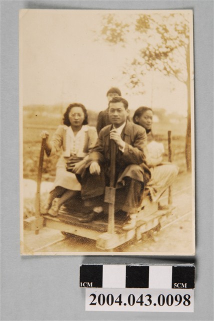 四人坐於臺車上之照片 (共2張)