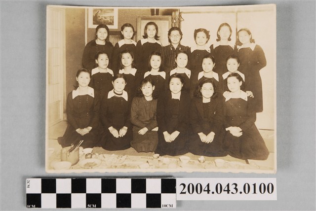 師生團體服裝合照 (共2張)