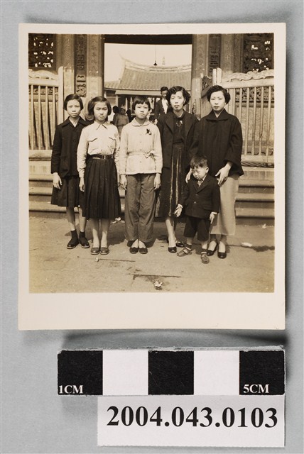 5名女子與1男童合照 (共2張)