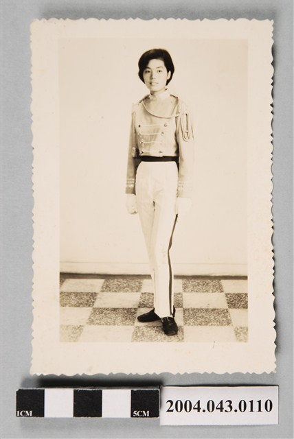 著儀隊服女子獨照 (共2張)