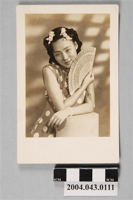 女子沙龍照 (共2張)