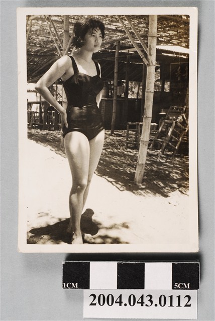 著泳裝女子於臺南鯤鯓海水浴場獨照 (共2張)