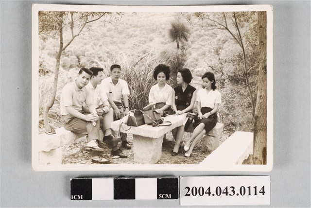 三名男子與三名女子合照 (共2張)