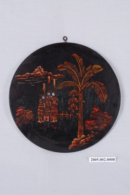 黑漆鑲貝彩繪磨顯日月潭杵歌紋圓形掛飾 (共1張)