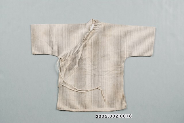 灰棉條紋曲領交襟童衣 (共4張)