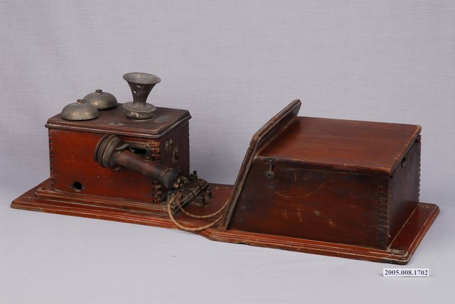 牆掛式雙箱木殼磁石電話機 (共4張)