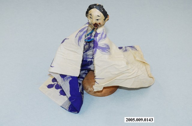 土黏香戲偶人像指偶及布製偶身與戲偶架 (共1張)