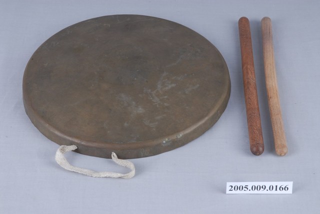 銅製鑼及鑼棒 (共1張)