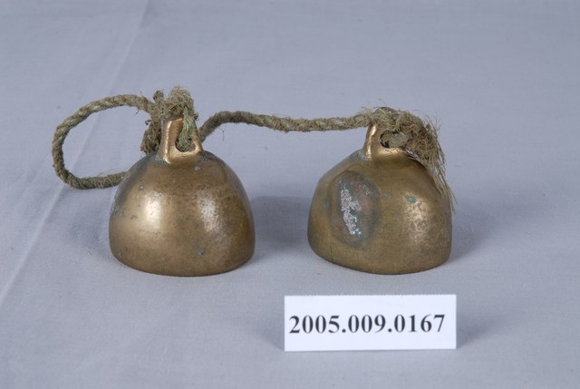 細麻繩串銅鈴一對 (共2張)