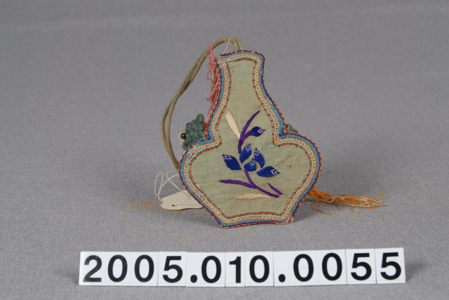 葫蘆型綠緞花卉紋菸草袋 (共4張)