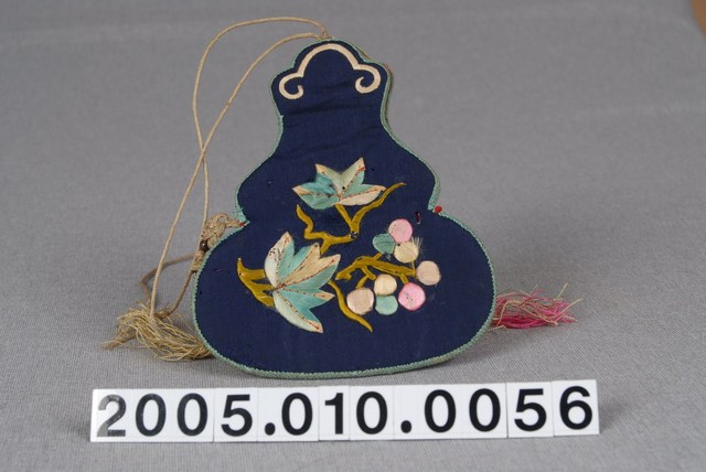 藏藍緞葫蘆型桂圓紋菸草袋 (共3張)