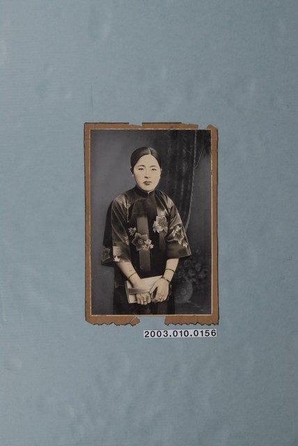 日治時期三峽婦女站姿畫像 (共1張)