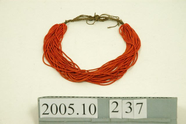 臺灣原住民橘色琉璃珠複串項飾 (共3張)