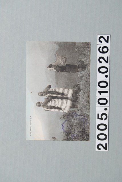 夕影之下演奏口簧琴 (共4張)