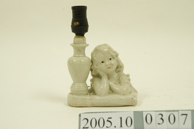 鶯歌窯白瓷少女燈座 (共1張)