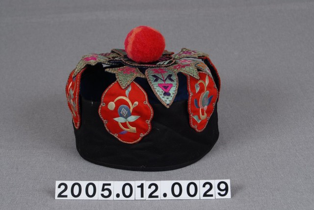 黑地八卦花卉紋彩繡童帽 (共6張)