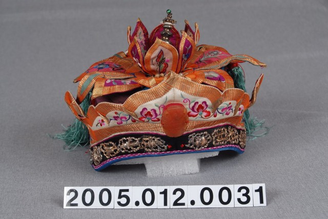 紫地盤金彩繡蓮花裝飾童帽 (共7張)