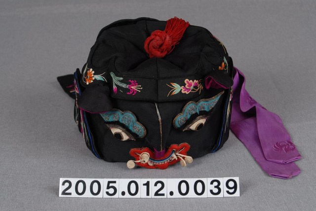 黑地紅結頂彩繡狗頭風帽 (共7張)