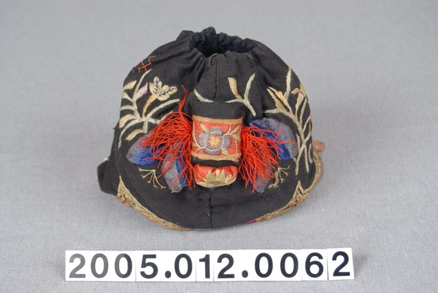 黑地結寶相花紋刺繡碗帽 (共6張)