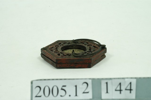 六角形朱漆羅盤檯 (共6張)