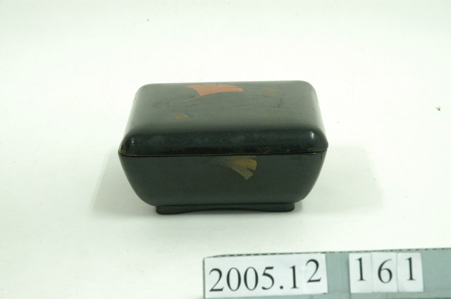 黑地銀杏紋糕餅盒 (共1張)