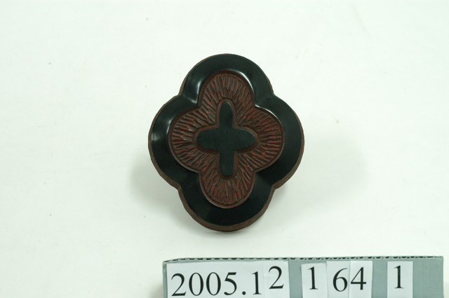 黑地剔犀花形漆盒上蓋 (共2張)