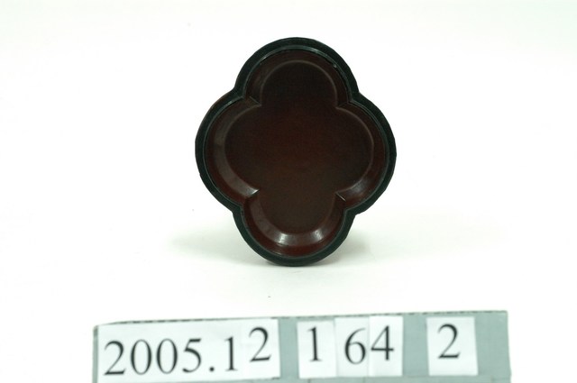 黑地剔犀花形漆盒下盒 (共2張)