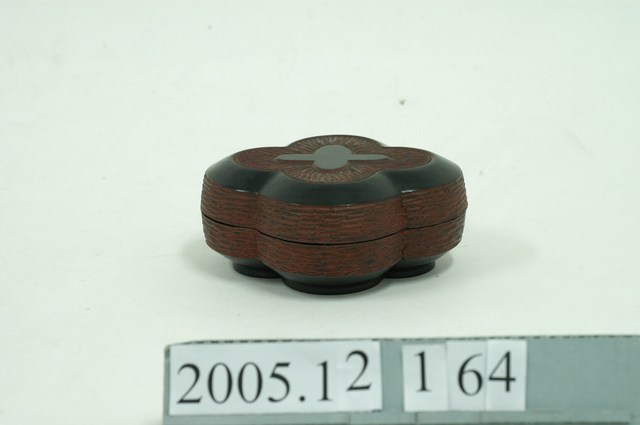 黑地剔犀花形漆盒 (共1張)