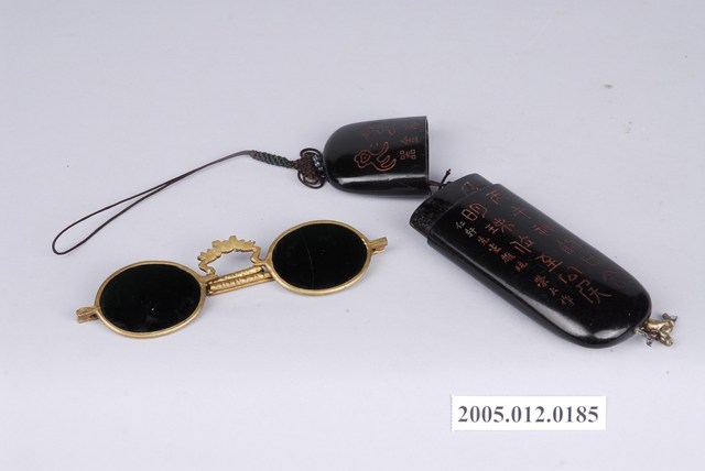 墨鏡與漆器眼鏡盒 (共1張)