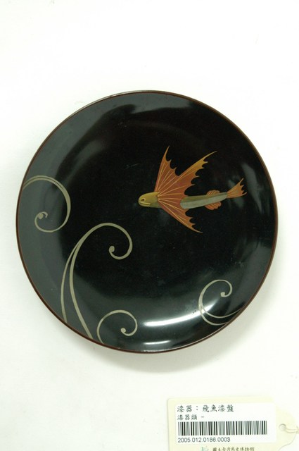 黑地飛魚紋漆盤 (共1張)