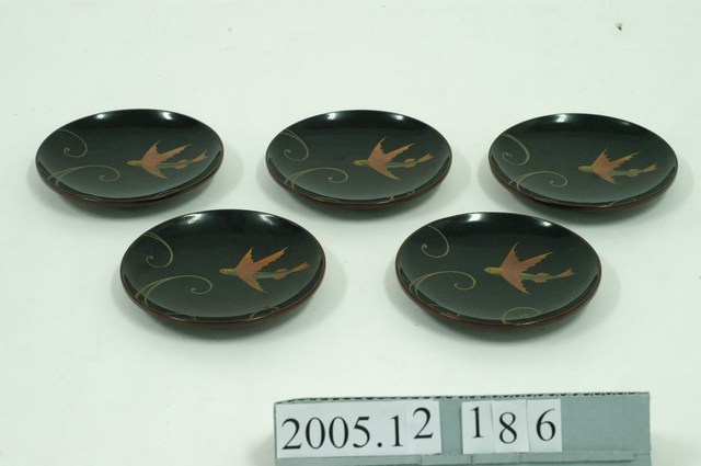 黑地飛魚紋漆盤五件組 (共1張)
