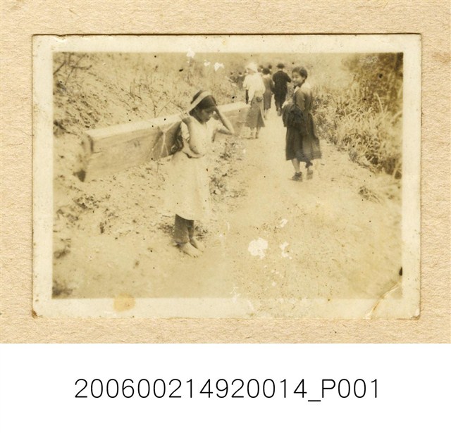 臺南長老教女學校學生戶外留影 (共1張)