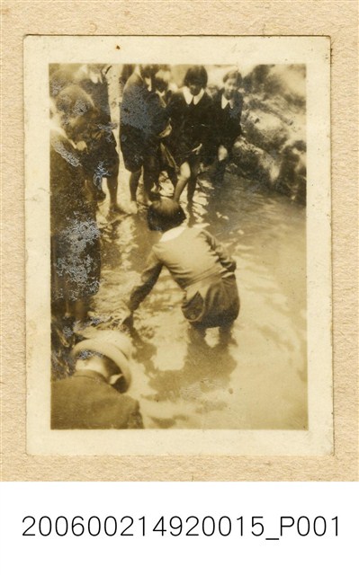 臺南長老教女學校學生戲水 (共1張)