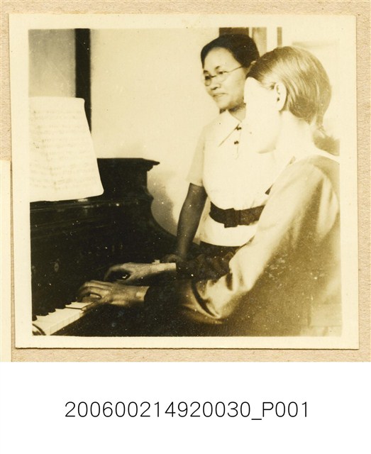 臺南長老教女學校學生練習鋼琴照 (共1張)