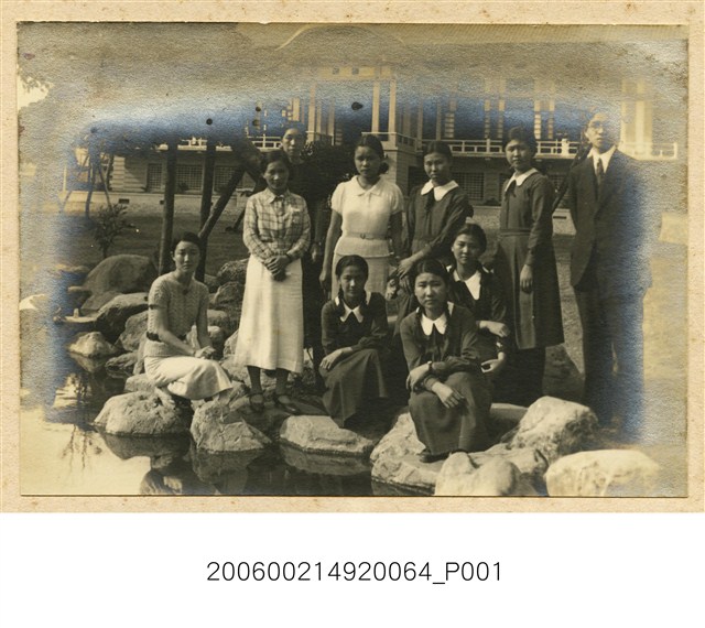 臺南長老教女學校學生合照於校園內 (共1張)