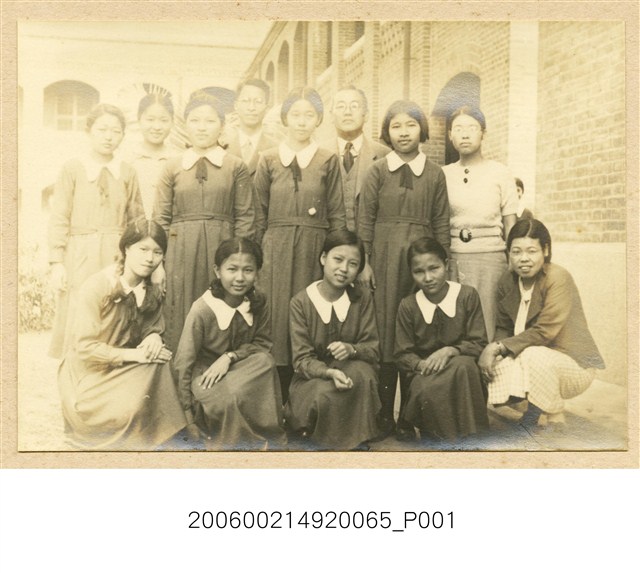 臺南長老教女學校學生合照於校園內 (共1張)