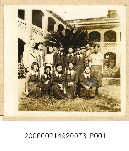 臺南長老教女學校學生合照於校園內 (共1張)