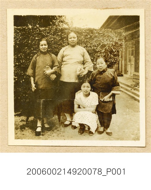 臺南長老教女學校學生與臺灣年長女性合照 (共1張)