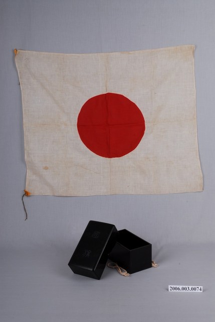 臺灣總督府1939年（昭和14年）製臨時國勢調查漆器鑲銀木盒及國旗1組2件 (共1張)