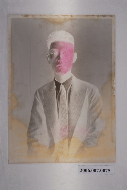 著西裝領帶男子半身照玻璃底片 (共2張)