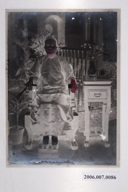 坐在椅子上的老婦人玻璃底片 (共2張)