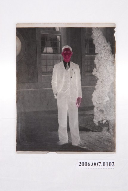 著西裝打領帶男子全身照玻璃底片 (共1張)