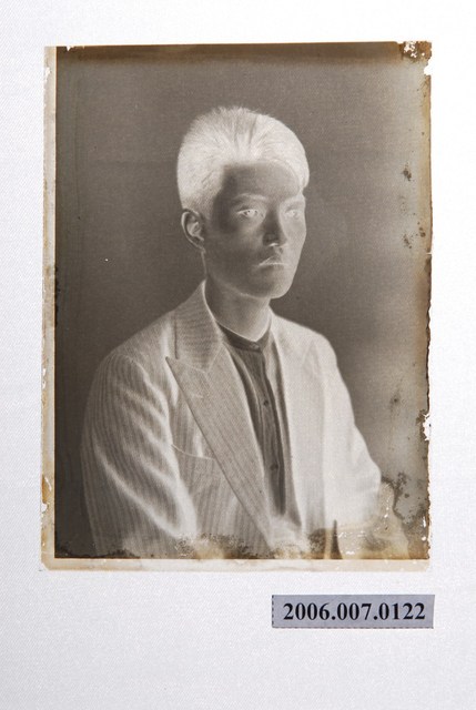 男子側面半身照玻璃底片 (共2張)