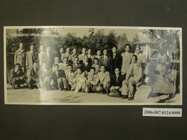 民國44年催收獎勵月獲獎同仁蒞中撮影留念 (共2張)