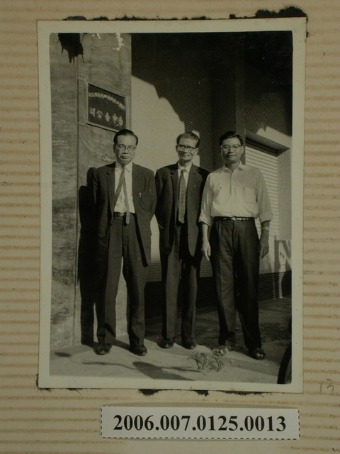 三人在臺灣合會儲蓄股份有限公司臺中分公司合照 (共2張)