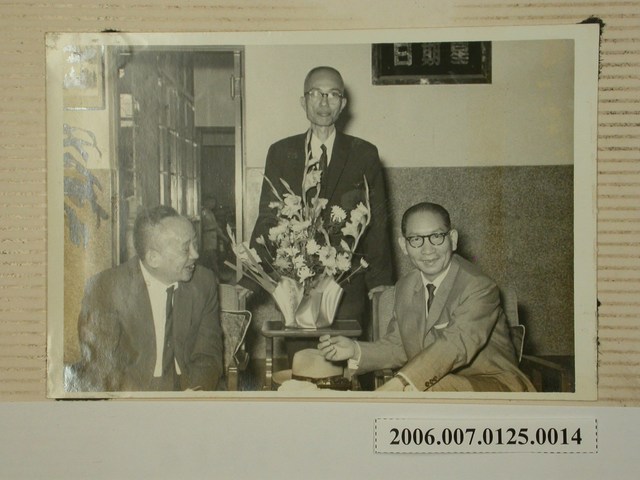 黃國書與2名男子合照 (共2張)