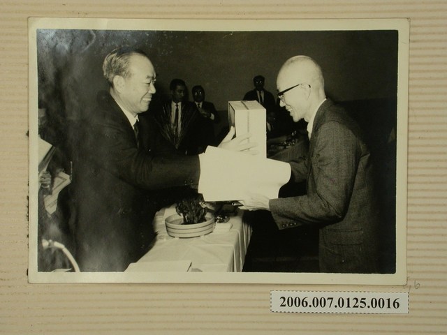 董事長劉闊才頒獎 (共2張)